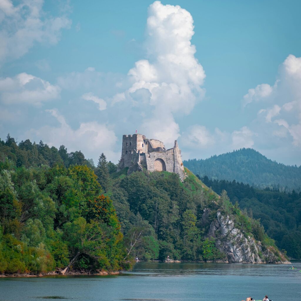 czorsztyn niedzica zamek nad jeziorem