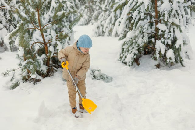 Zimowa przerwa pełna przygód – dlaczego warto zapisać dziecko na półkolonie zimowe?